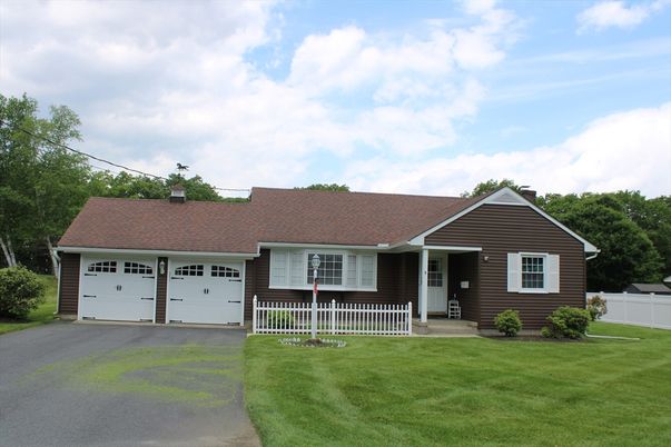 Attached, Exterior, Facade, Ranch