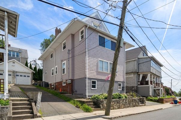 Exterior, Facade, Rowhouse