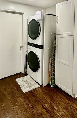 Interior, Utility Closets, Washer, Wood Texture Flooring
