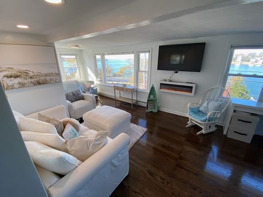 Interior, Living room, Recessed Lighting, Water, Wood Texture Flooring