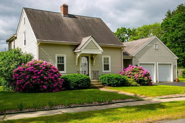Attached, Exterior, Facade, Cape Cod