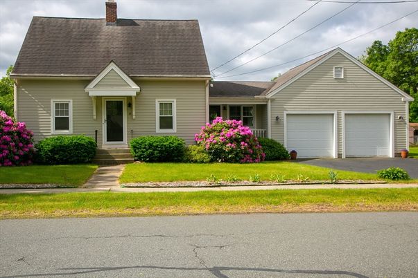 Attached, Exterior, Facade, Cape Cod