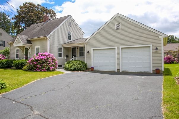 Attached, Exterior, Facade, Farmhouse