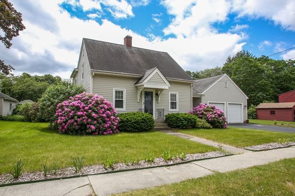 Attached, Exterior, Facade, Cape Cod
