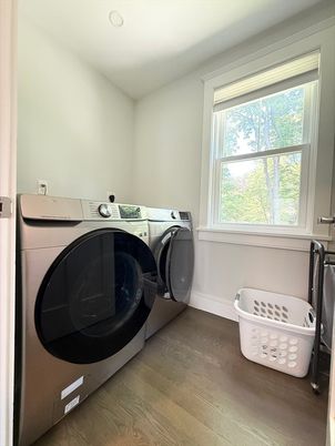 Interior, Recessed Lighting, Washer, Wood Texture Flooring