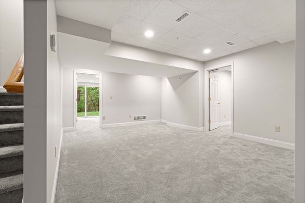 Empty room, Interior, Recessed Lighting