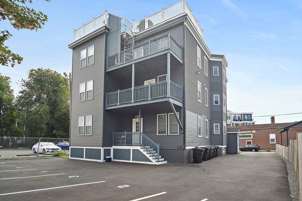Exterior, Facade, Rowhouse