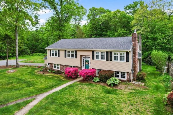 Exterior, Facade, Raised Ranch