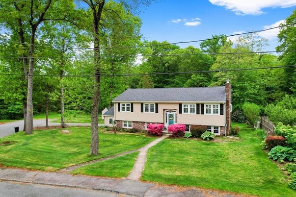 Exterior, Facade, Raised Ranch