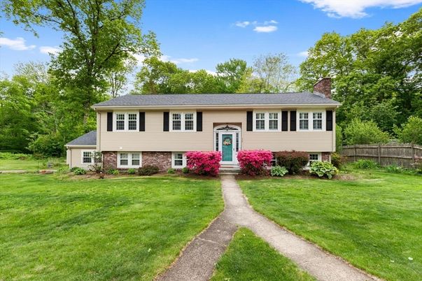 Exterior, Facade, Raised Ranch