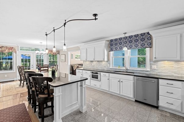 Dining room, Interior, Kitchen, Pendant Lights, Stainless Steel Appliances
