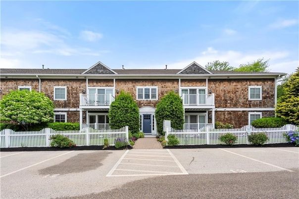 Exterior, Facade, Brick Facade, Rowhouse