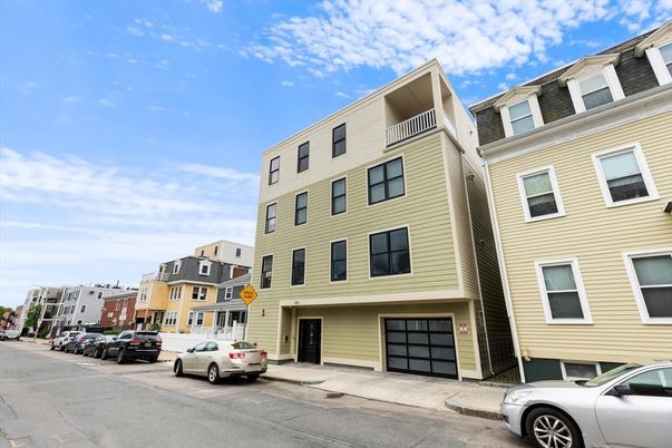 Attached, Exterior, Facade, Rowhouse