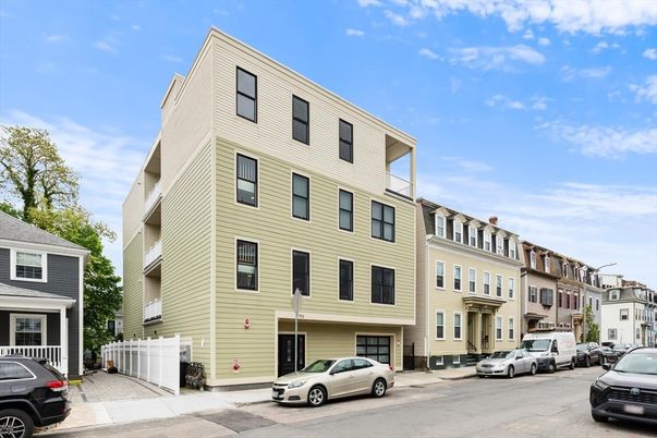 Exterior, Facade, Rowhouse