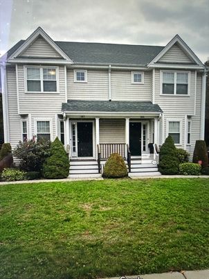 Exterior, Facade, Rowhouse
