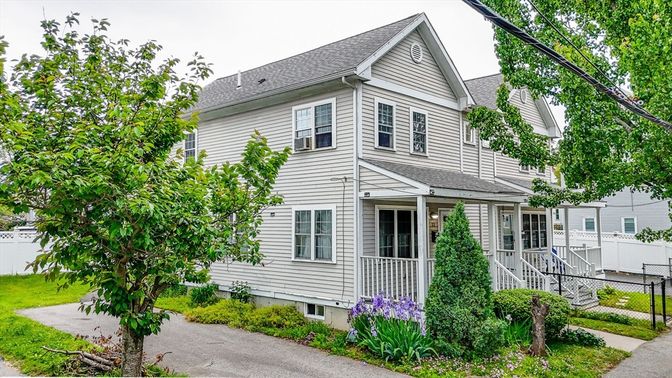 Exterior, Facade, Queen Anne Victorian