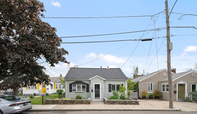 Exterior, Facade, Cape Cod