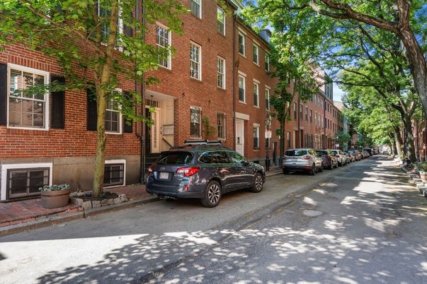 Exterior, Facade, Brick Facade, Rowhouse