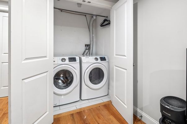 Interior, Washer, Wood Texture Flooring
