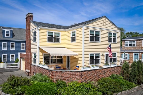 Exterior, Facade, Brick Facade, Rowhouse
