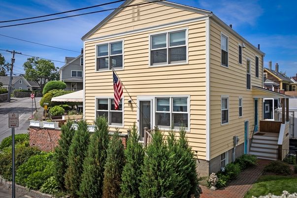 Exterior, Facade, Queen Anne Victorian