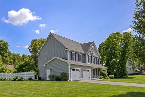 Attached, Exterior, Facade, Farmhouse