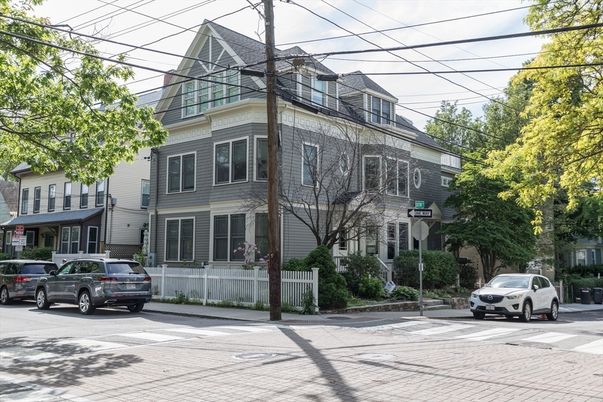 Exterior, Facade, Queen Anne Victorian