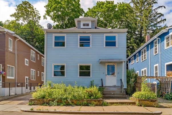 Exterior, Facade, American Foursquare