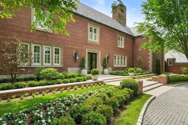 Exterior, Facade, Brick Facade, Georgian