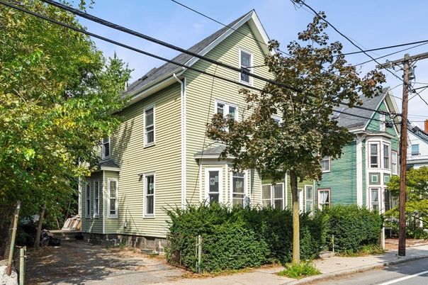 Exterior, Facade, Queen Anne Victorian