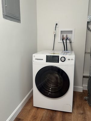Interior, Utility Closets, Washer, Wood Texture Flooring