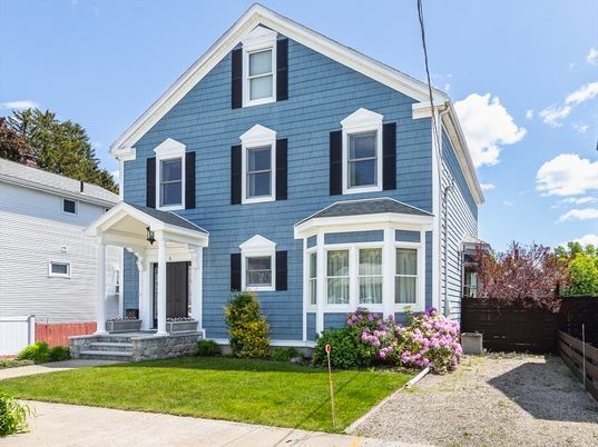 Exterior, Facade, Queen Anne Victorian