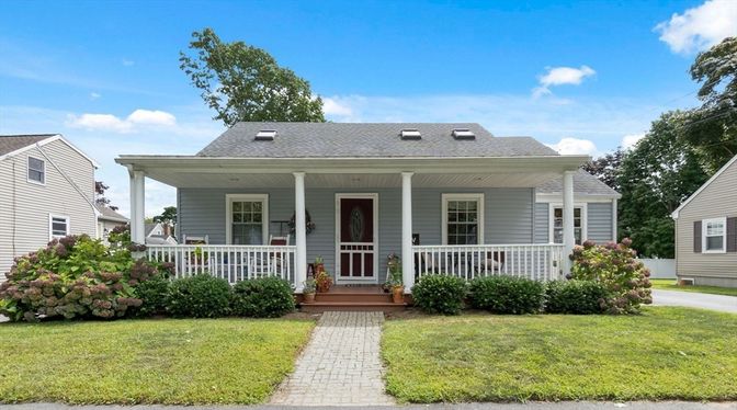 Exterior, Facade, Cape Cod