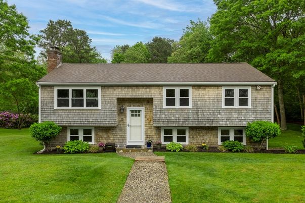 Exterior, Facade, Raised Ranch