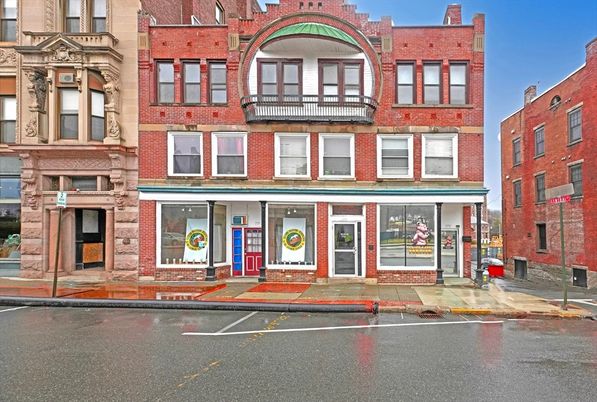 Exterior, Facade, Brick Facade, Rowhouse