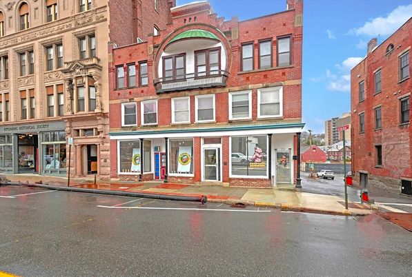 Exterior, Facade, Brick Facade, Rowhouse