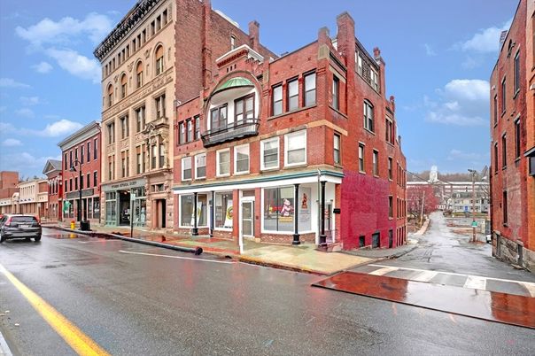 Exterior, Facade, Rowhouse