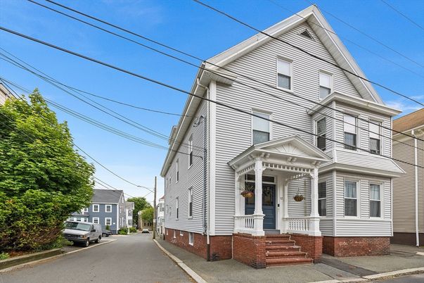Exterior, Facade, Queen Anne Victorian