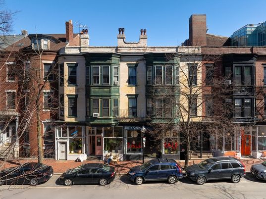 Exterior, Facade, Rowhouse