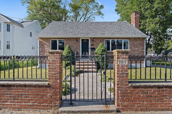 Exterior, Facade, Brick Facade, Cape Cod