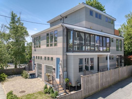 Exterior, Facade, Modern