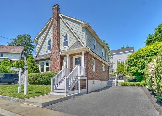 Exterior, Facade, Brick Facade, Queen Anne Victorian