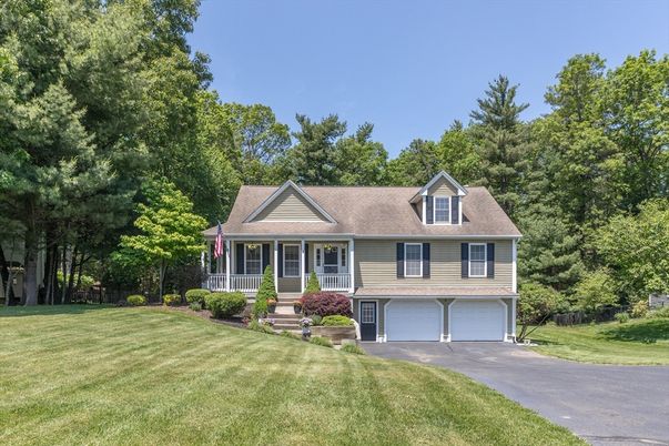 Attached, Exterior, Facade, Cape Cod