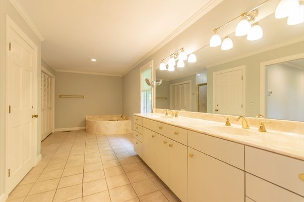 Bathroom, Dual Sink Vanities, Interior, Recessed Lighting