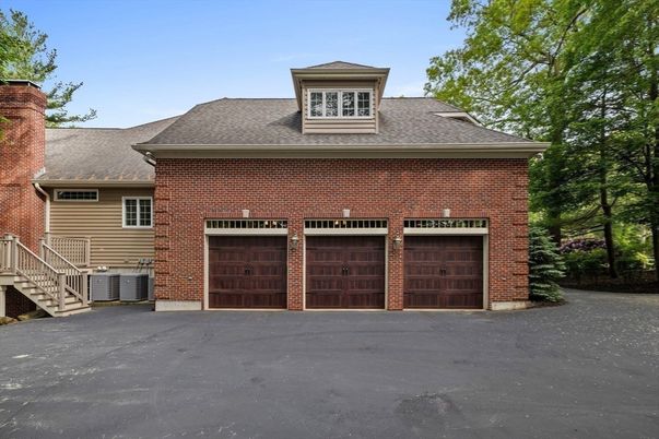 Attached, Exterior, Facade, Brick Facade, Georgian