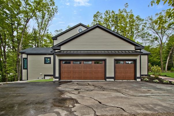 Attached, Exterior, Facade, American Craftsman