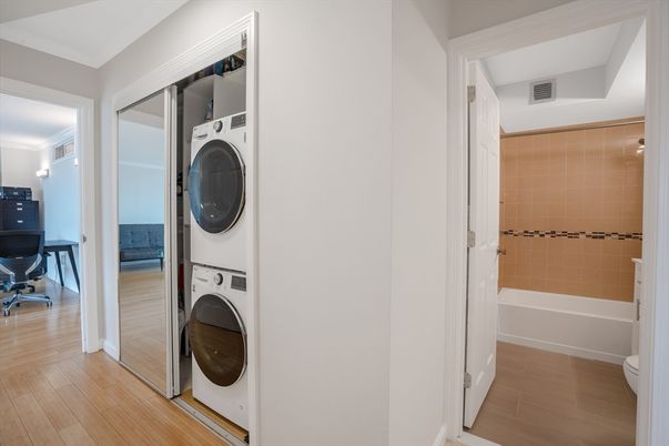 Interior, Utility Closets, Washer, Wood Texture Flooring