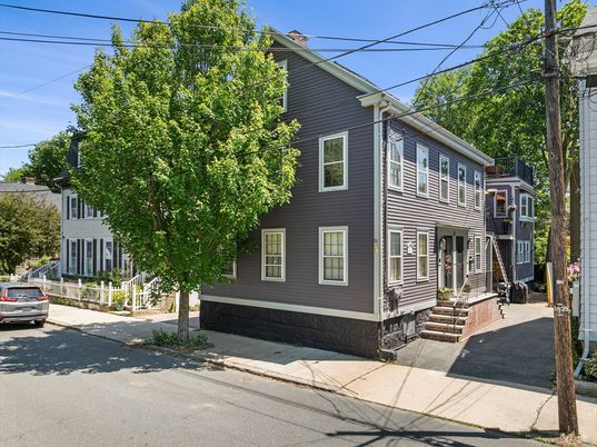 Exterior, Facade, Rowhouse
