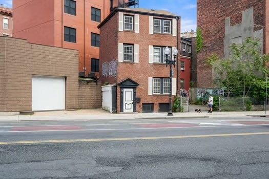 Exterior, Facade, Brick Facade, Rowhouse