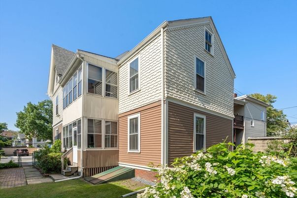 Exterior, Facade, Rowhouse